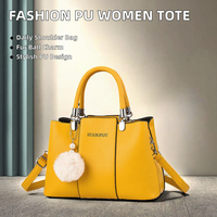 Sac à main tendance en PU pour femme avec fermeture éclair, doublure en nylon, doubles poignées, pendentif boule de fourrure, bandoulière réglable, sac fourre-tout en forme de coussin