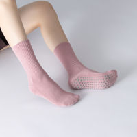 Chaussettes de Pilates personnalisées en coton jacquard avec grip, rayures, broderie, antidérapantes, mignonnes, pour la danse et le yoga