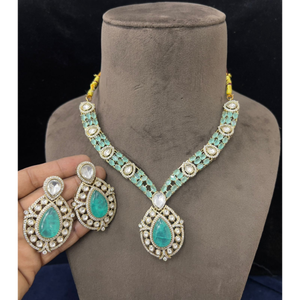 Ensemble collier et boucles d'oreilles en laiton plaqué or pour femmes, serti de perles imitation taille poire, bijoux classiques pour mariage, fiançailles et fêtes - Product Image 2
