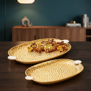 Plateau de service ovale doré avec poignée, finition métallique polie, motif uni, usage résidentiel - Product Image 4