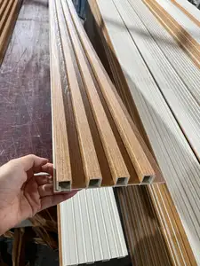 Revestimiento de madera interior plástico compuesto estriado revestimiento tablero revestimiento vinilo madera decorativo 3D WPC panel de pared