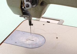 Máquina de coser industrial <span class=keywords><strong>Brother</strong></span> LE2 irlandés de bordado a mano alzada en zigzag de una sola aguja <span class=keywords><strong>usada</strong></span>, buena condición - Product Image 5