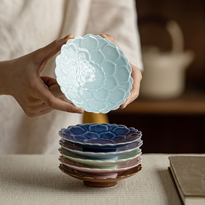 Assiette à fruits en céramique en forme de fleur, petit plat à dessert en porcelaine Lotus, style simple pour les occasions de mariage - Product Image 4