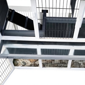 <span class=keywords><strong>Conejera</strong></span> de Madera Premium con 2 Niveles y Ventanas de <span class=keywords><strong>Malla</strong></span>, Casa para Conejos con Rampa y Bandeja Extraíble para Mascotas de Jardín - Product Image 4