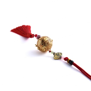 Difusor de Aroma de Diseño Personalizado, Forma Redonda, Difusor de Metal Dorado con Borlas Rojas - Product Image 5