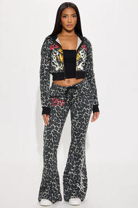 C1361 Großhandel Damenmode Leopardenmuster Kapuzen-Freizeitanzug mit Schlaghose 2-teiliges Set - Product Image 3