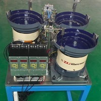 Machine d'assemblage automatique de broches avec plusieurs alimentateurs vibrants et système PLC