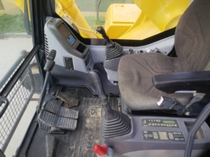 รถขุดตีนตะขาบ Komatsu PC400-8 มือสอง ขนาด 40 ตัน สำหรับงานหนัก พร้อมปั๊มไฮดรอลิก PLC เครื่องยนต์ มอเตอร์ เกียร์บ็อกซ์ และเกียร์ ของแท้จากญี่ปุ่น - Product Image 4