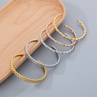 Brazalete Abierto de Acero Inoxidable con Baño de Oro PVD de 18K, Diseño de Cuerda Trenzada, Impermeable e Hipoalergénico