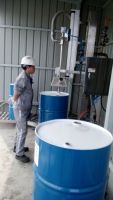 Ligne d'emballage automatique de boissons et de produits chimiques 1000L-IBC avec système de pesage double tête contrôlé par PLC - Fabricant d'origine