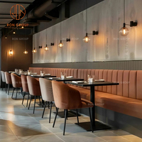 Mobilier de restaurant contemporain Canapé orange en velours avec tables carrées en bois de café et chaise en cuir gris pour café