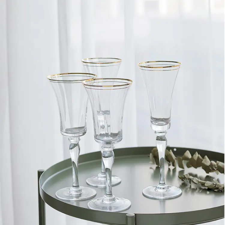 Bicchieri da vino in rilievo con stelo lungo e bordo dorato