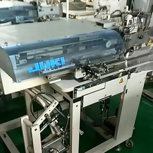 Machine à coudre industrielle informatisée à point de chaînette à lit plat Juki895 d'occasion, pour la pose automatique de passepoil de poche, écologique, garantie 3 ans - Product Image 2