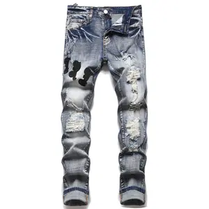 2022 Potongan Harga Jeans Denim Pria, Jeans Denim Pria Biru Lurus Kaki Ketat Tambalan Cetak Huruf Kulit Lubang Cuci Jalanan Tinggi