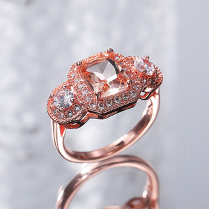 Anello con Cristallo Taglio Principessa in Tono Rosa per Donne, Elegante Accessorio per Ufficio e Feste - Product Image 3