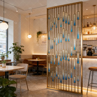 Paravent de séparation moderne en verre avec cadre en acier inoxydable de luxe pour hall d'entrée et design de cloison de pièce
