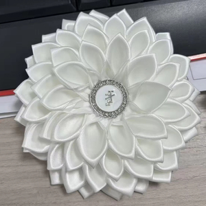 Fiore in raso bianco con spilla Kanzashi JJ 1938 JJOA (Jack and Jill of America) con strass e gioielli - Product Image 1