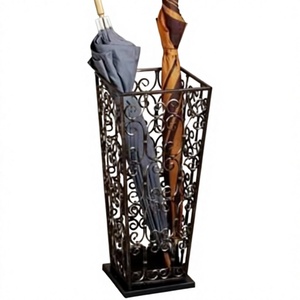 Porte-parapluie élégant en fer forgé de style vintage avec motif festonné, finition laiton antique, support décoratif autoportant pour entrée - Product Image 1