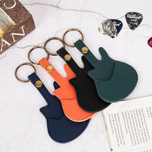 Porta púas de guitarra, llavero de cuero con forma de guitarra para instrumentos de cuerda - Product Image 1