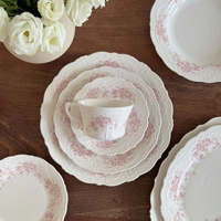 Ensemble de tasses et d'assiettes en céramique à imprimé floral rose baroque européen avec un design en dentelle en relief, ensemble d'assiettes à dîner vintage pour mariage
