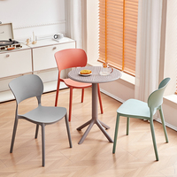 Chaise de salle à manger en plastique empilable avec dossier confortable pour les banquets de mariage, les fêtes, la maison, le bureau et la salle de sport