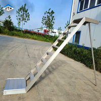 Plateforme d'échafaudage en aluminium avec escalier à marches et main courante de sécurité