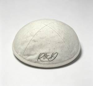 Kippah in Lino Beige Personalizzata all'Ingrosso con Monogramma Ricamato Esterno, Fodera Stampata Rosa e Clip di Fissaggio Integrate - Cappelli Personalizzati - Product Image 3