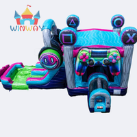 Structure gonflable de jeu pour joueurs avec double toboggan aquatique, design casque et manette - Amusement au style gamer
