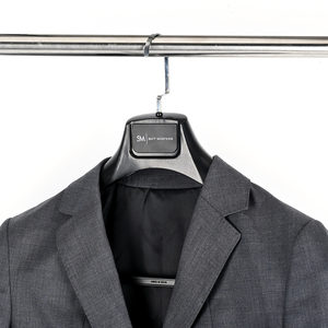 <span class=keywords><strong>Cintres</strong></span> de luxe noirs en <span class=keywords><strong>plastique</strong></span> à épaules larges, personnalisables avec logo, robustes pour l'affichage de vestes et manteaux en boutique - Product Image 2