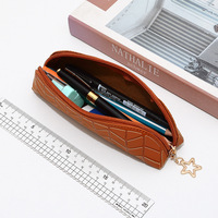 Étui à crayons cylindrique en cuir PU gaufré 3D motif losange géométrique avec fermeture éclair et breloque étoile dorée creuse, couleur macaron, portable