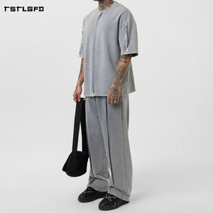 Conjunto de chándal de dos piezas de corte y confección, de tejido grueso con lavado vintage, compuesto por camiseta oversize con hombros caídos y pantalones de pierna ancha, estilo streetwear. - Product Image 1