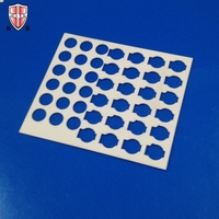 Masque de projection en alumine de précision Al2O3 : Plaque céramique à grille de trous de haute densité pour processus de dépôt de films minces