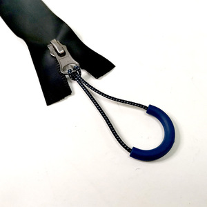 Tirador de cremallera de plástico en forma de U de Juke Plastics, 8 cm, deslizante sin bloqueo para bolsas de ropa - Product Image 1