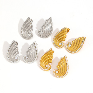 Pendientes con forma de ala, diseño de lágrima con incrustaciones de perlas en oro y plata para mujer, joyería de moda para fiestas. - Product Image 5