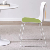 Chaise de salle à manger moderne empilable en plastique rembourrée, base en métal blanc, coussin en tissu, chaise d'appoint sans accoudoirs, légère