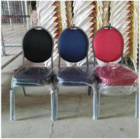 Chaise de banquet moderne empilable en métal avec cadre doré et argenté, tissu bleu et rouge, pour hôtel et mariage