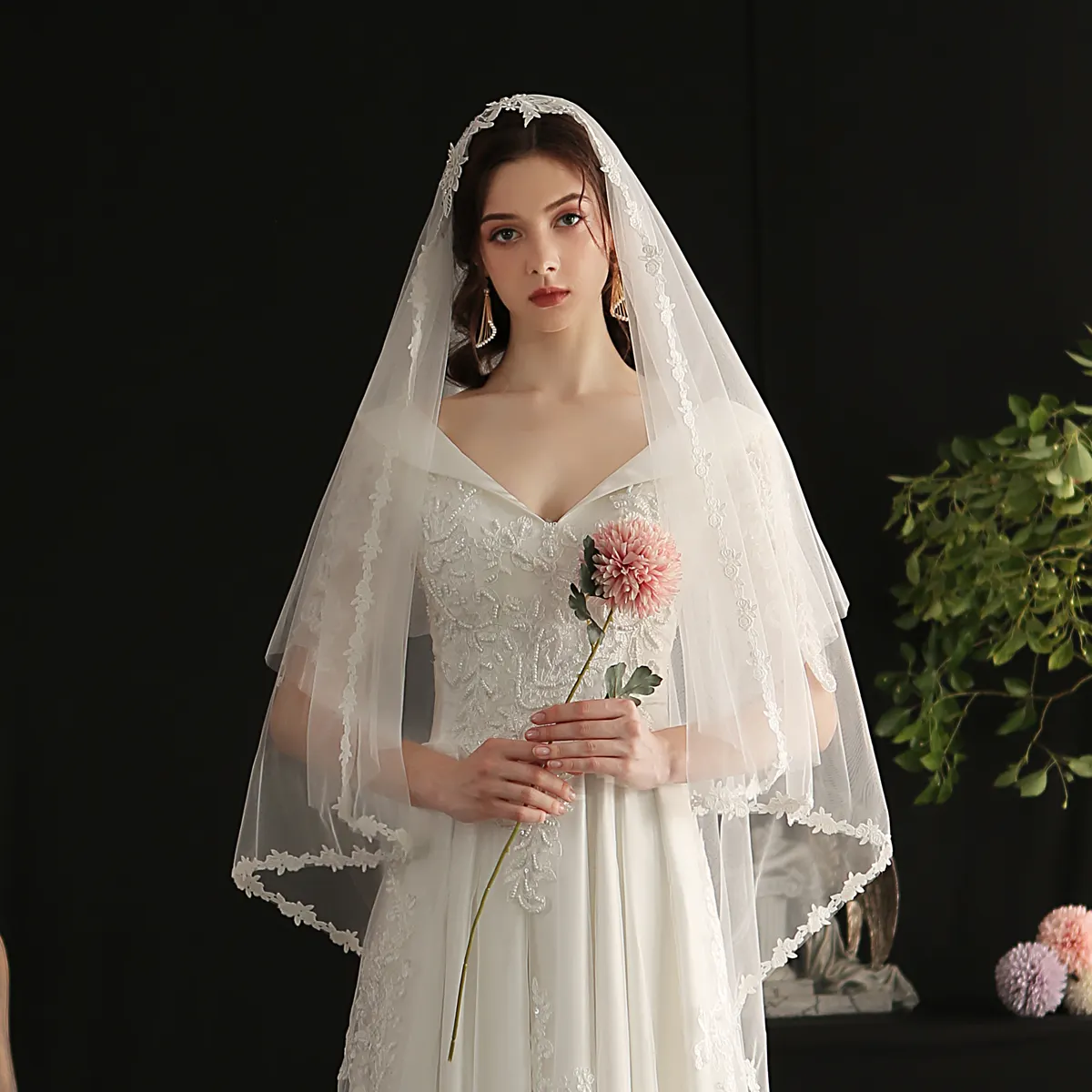 V654 Luxurious Wedding Bridal Chapel Veil One-Layer Soft Tulle Lace Appliqued Long White Brides Veil Women Marriage Accessories