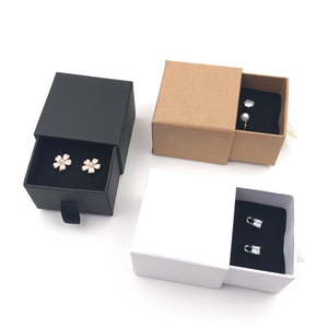 Caja de Anillos Personalizada con Impresión 'Yes I Do', Empaque de Cartón para Anillos de Boda con Relieve, Laminado Mate y Materiales Reciclados - Product Image 2