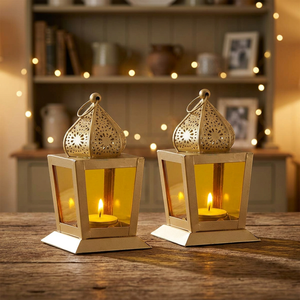 Lanterne en métal de conception marocaine faite à la main en laiton AK en or fini ensemble de 2 avec verre pour décor d'hôtel/décor intérieur à la maison - Product Image 1