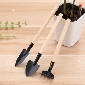 Ensemble de jardinage en trois pièces avec manche en bois, pelle, bêche et râteau pour plantes en pot, fleurs et légumes - Product Image 1