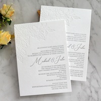 Carte d'invitation personnalisée élégante en papier coton 500 g/m² avec fleurs en relief et estampage à chaud pour mariage, anniversaire, ou 'Save the Date'