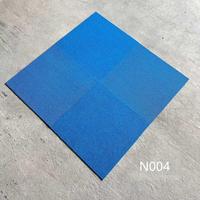 Lüks Kare Çizgili PVC Tabanlı Mavi Naylon Yanmaz Su Geçirmez Ofis Halı Karoları 50x50cm Kaymaz Çevre Dostu