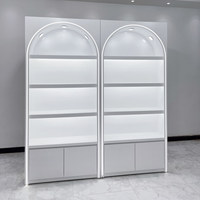 Vitrine de présentation de cosmétiques blanche simple avec finition peinture au four, rangement amovible et éclairage pour salon de beauté et boutique de cosmétiques
