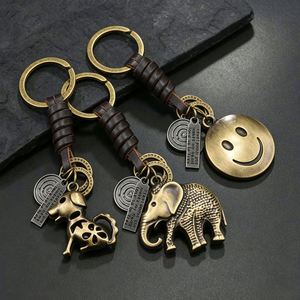 Colgante de Llavero de Metal con Cara Sonriente de Elefante de Aleación de Bronce y Cuero Trenzado, Regalo Pequeño Creativo Vintage para Hombres y Mujeres - Product Image 1