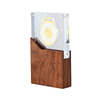 Récompense personnalisée en acrylique transparent de qualité supérieure avec socle en bois de noyer et médaille dorée 3D pour la reconnaissance des employés