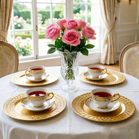 Assiette de présentation dorée tissée de luxe pour mariages : Sublimez instantanément les tables sombres en banquets élégants avec cette magnifique décoration.