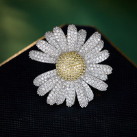 Broche Tournesol en Cuivre Plaqué Style Luxe Léger, Incrustée de Cristaux et de Zircons, Épingle Marguerite Polyvalente pour Costumes Féminins