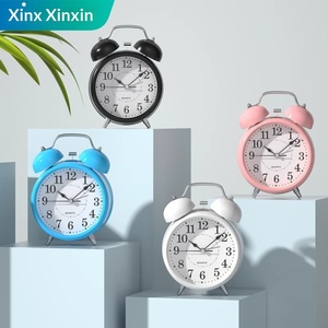 새로운 소형 침대 옆 기계식 알람 시계 학생 어린이 귀여운 만화 디자인 금속 발광 기상 시계 트위스트 침실 실내용 - Product Image 5