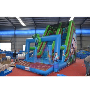 Grand toboggan gonflable vibrant sur le thème du safari avec zone de rebond pour les journées scolaires et les célébrations en parc - Product Image 1