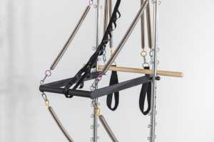 Torre de Pilates Portátil de Aluminio Resistente, Media Trapecio, Grado Comercial para Estudio, Sistema de Retracción Automática de Cuerdas V2M Plus - Product Image 6